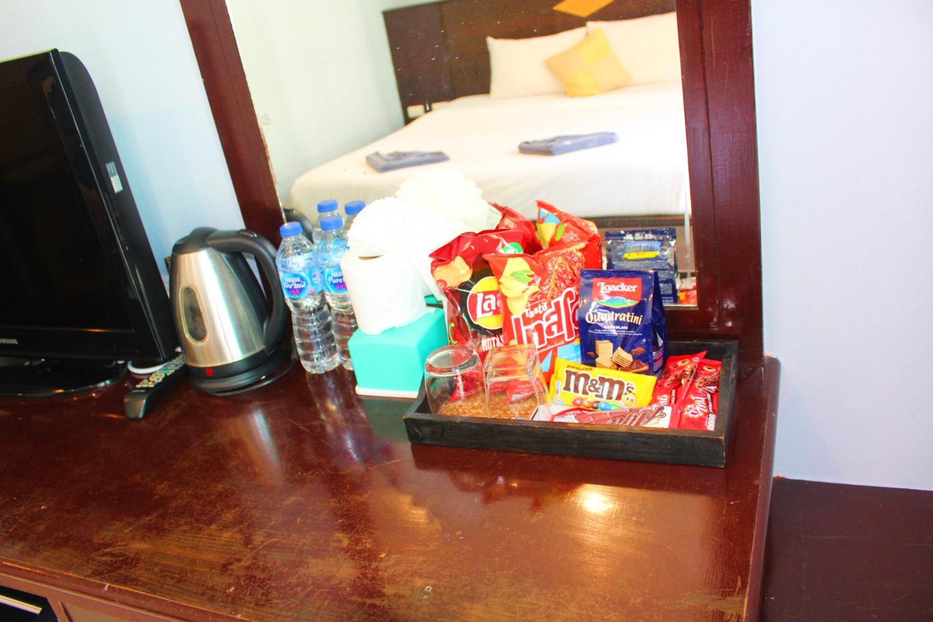 Hollywood Inn Hotel Patong Экстерьер фото